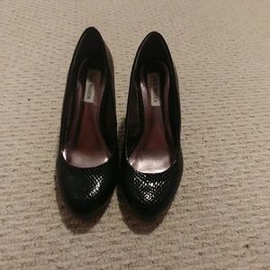 Steve Madden Black Snakeskin pumps